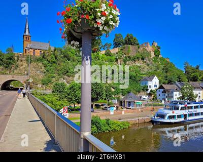 Église protestante, Château de Staden et Basse-ville, Sarre, Sarre, Vallée de la Sarre, Parc naturel de Saar-Hunsrück, Saargau, Rhénanie-Palatinat, Allemagne Banque D'Images