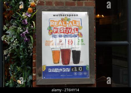 Windsor, Berkshire, Royaume-Uni. 2 octobre 2023. Le King et Castle Wetherspoon pub organisent ce mois-ci un vrai festival Ale qui vend de la bière à 3,10 £ la pinte. Crédit : Maureen McLean/Alamy Banque D'Images