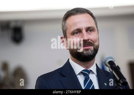 Wladyslaw Kosiniak-Kamysz, chef du Parti populaire polonais, prend la parole lors d'une conférence de presse au Parlement. Les dirigeants des partis d'opposition polonais ont signé un accord de coalition qui établit une feuille de route pour gouverner la nation au cours des quatre prochaines années. Les partis ont collectivement remporté la majorité des voix lors des élections parlementaires du mois dernier. Leur candidat pour devenir le prochain Premier ministre est Donald Tusk, un ancien Premier ministre qui dirige le plus grand des partis d’opposition, la plateforme civique centriste. Tusk a déclaré que les parties ont travaillé pour sceller leur accord un jour avant l'indépendance Banque D'Images