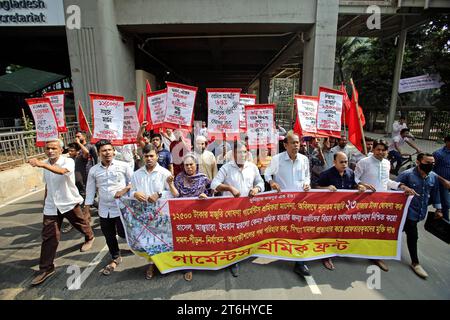 Textilarbeiterinnen protestieren für höheren Mindestlohn Garment travailleurs et militants manifestent à Dhaka, Bangladesh, le 10 novembre 2023. Le Premier ministre du Bangladesh, Sheikh Hasina, a rejeté toute nouvelle hausse des salaires pour les travailleurs du vêtement qui réclamaient une augmentation de salaire presque triplée, après que des affrontements violents avec la police et les usines ont été saccagés. District de Wari Dhaka Bangladesh Copyright : xHabiburxRahmanx crédit : Imago/Alamy Live News Banque D'Images