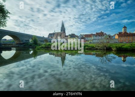 Vue de Regensburg, pont de pierre et cathédrale, Bavière, Allemagne, Europe Banque D'Images