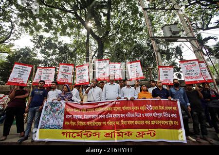 Textilarbeiterinnen protestieren für höheren Mindestlohn Garment travailleurs et militants manifestent à Dhaka, Bangladesh, le 10 novembre 2023. Le Premier ministre du Bangladesh, Sheikh Hasina, a rejeté toute nouvelle hausse des salaires pour les travailleurs du vêtement qui réclamaient une augmentation de salaire presque triplée, après que des affrontements violents avec la police et les usines ont été saccagés. District de Wari Dhaka Bangladesh Copyright : xHabiburxRahmanx crédit : Imago/Alamy Live News Banque D'Images