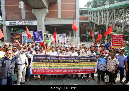 Textilarbeiterinnen protestieren für höheren Mindestlohn Garment travailleurs et militants manifestent à Dhaka, Bangladesh, le 10 novembre 2023. Le Premier ministre du Bangladesh, Sheikh Hasina, a rejeté toute nouvelle hausse des salaires pour les travailleurs du vêtement qui réclamaient une augmentation de salaire presque triplée, après que des affrontements violents avec la police et les usines ont été saccagés. District de Wari Dhaka Bangladesh Copyright : xHabiburxRahmanx crédit : Imago/Alamy Live News Banque D'Images