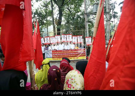 Textilarbeiterinnen protestieren für höheren Mindestlohn Garment travailleurs et militants manifestent à Dhaka, Bangladesh, le 10 novembre 2023. Le Premier ministre du Bangladesh, Sheikh Hasina, a rejeté toute nouvelle hausse des salaires pour les travailleurs du vêtement qui réclamaient une augmentation de salaire presque triplée, après que des affrontements violents avec la police et les usines ont été saccagés. District de Wari Dhaka Bangladesh Copyright : xHabiburxRahmanx crédit : Imago/Alamy Live News Banque D'Images