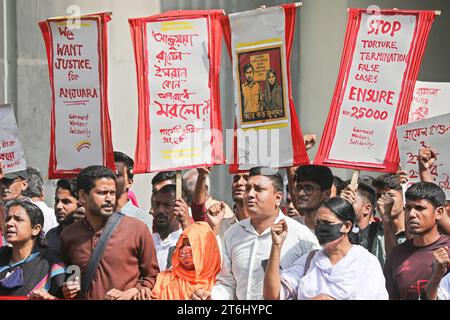 Textilarbeiterinnen protestieren für höheren Mindestlohn Garment travailleurs et militants manifestent à Dhaka, Bangladesh, le 10 novembre 2023. Le Premier ministre du Bangladesh, Sheikh Hasina, a rejeté toute nouvelle hausse des salaires pour les travailleurs du vêtement qui réclamaient une augmentation de salaire presque triplée, après que des affrontements violents avec la police et les usines ont été saccagés. District de Wari Dhaka Bangladesh Copyright : xHabiburxRahmanx crédit : Imago/Alamy Live News Banque D'Images