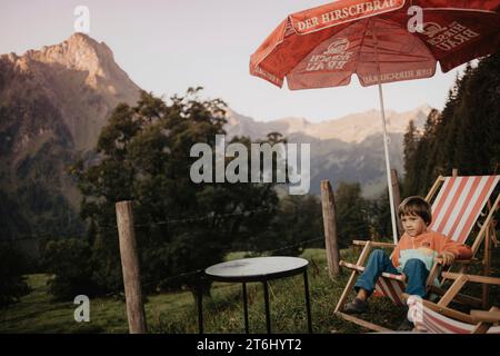 Visite en famille au Schwarzenberghütte, Hinterstein, Allgäu, Bavière, Allemagne Banque D'Images