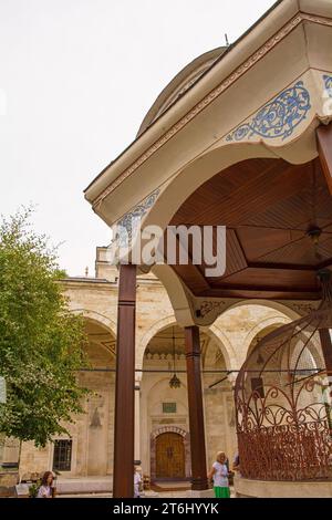 Banja Luka, Bosnie - 3 septembre 2023. La fontaine des ablutions ou sadrvan devant la mosquée Ferhat Pacha à Banja Luka, Republika Srpska Banque D'Images