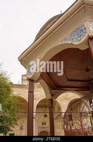 La fontaine des ablutions ou sadrvan devant la mosquée Ferhat Pacha à Banja Luka, Republika Srpska, Bosnie-Herzégovine Banque D'Images