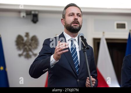 Wladyslaw Kosiniak-Kamysz, chef du Parti populaire polonais, prend la parole lors d'une conférence de presse au Parlement. Les dirigeants des partis d'opposition polonais ont signé un accord de coalition qui établit une feuille de route pour gouverner la nation au cours des quatre prochaines années. Les partis ont collectivement remporté la majorité des voix lors des élections parlementaires du mois dernier. Leur candidat pour devenir le prochain Premier ministre est Donald Tusk, un ancien Premier ministre qui dirige le plus grand des partis d’opposition, la plateforme civique centriste. Tusk a déclaré que les parties ont travaillé pour sceller leur accord un jour avant l'indépendance Banque D'Images