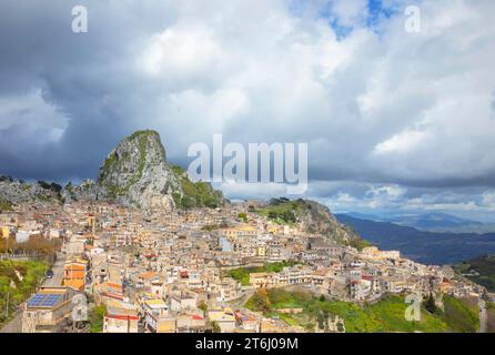 Vue sur le village de Caltabellotta, vue à angle élevé, Caltabellotta, district d'Agrigente, Sicile, Italie Banque D'Images