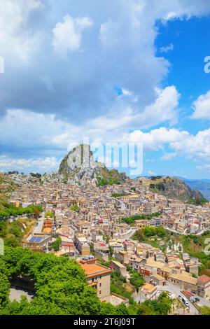 Vue sur le village de Caltabellotta, vue à angle élevé, Caltabellotta, district d'Agrigente, Sicile, Italie Banque D'Images
