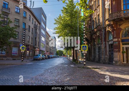 Lettonie, Liepaja, route, pavé, passage piéton, crosswalk, sécurité routière Banque D'Images