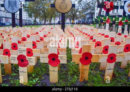 Londres, Royaume-Uni. 10 novembre 2023. Des milliers de coquelicots rouges et de croix, rendant hommage aux membres des forces armées qui sont morts au service de leur pays, ont été plantés sur le champ du souvenir à l'extérieur de l'abbaye de Westminster avant le jour de l'armistice. (Image de crédit : © Vuk Valcic/SOPA Images via ZUMA Press Wire) USAGE ÉDITORIAL SEULEMENT! Non destiné à UN USAGE commercial ! Banque D'Images