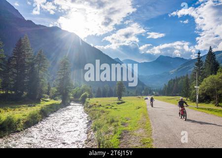 Mallnitz, Vallée de Mallnitzbach, ruisseau Mallnitzbach, cyclistes, Parc National du Haut Tauern dans le Parc National Hohe Tauern, Carinthie, Autriche Banque D'Images