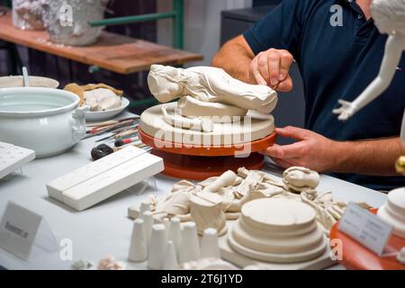 Démonstration de travail dans la manufacture de porcelaine Meissen, Meissen, Saxe, Allemagne, Europe Banque D'Images