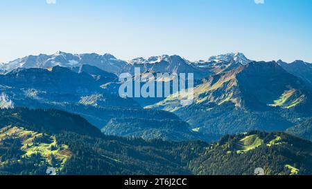 Paysage de montagne idyllique le jour ensoleillé d'automne. Vue sur les Alpes de Allgäu jusqu'aux montagnes de Lechquelle avec Braunarlspitze et Rotwand. Vorarlberg, Autriche, Europe Banque D'Images