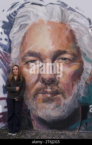 Napoli, Italie. 10 novembre 2023. Murale dédiée à Julian Assange. Il a été dévoilé aujourd’hui, 10 novembre 2023, dans le quartier Scampia de Naples, par Stella Morris, épouse et ancienne avocate du journaliste et activiste australien, fondateur du site Wikileaks, emprisonné au Royaume-Uni depuis 2019 pour espionnage pour avoir révélé des documents secrets américains. Crédit : Live Media Publishing Group/Alamy Live News Banque D'Images