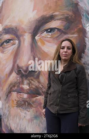 Napoli, Italie. 10 novembre 2023. Murale dédiée à Julian Assange. Il a été dévoilé aujourd’hui, 10 novembre 2023, dans le quartier Scampia de Naples, par Stella Morris, épouse et ancienne avocate du journaliste et activiste australien, fondateur du site Wikileaks, emprisonné au Royaume-Uni depuis 2019 pour espionnage pour avoir révélé des documents secrets américains. Crédit : Live Media Publishing Group/Alamy Live News Banque D'Images