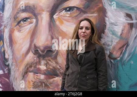 Napoli, Italie. 10 novembre 2023. Murale dédiée à Julian Assange. Il a été dévoilé aujourd’hui, 10 novembre 2023, dans le quartier Scampia de Naples, par Stella Morris, épouse et ancienne avocate du journaliste et activiste australien, fondateur du site Wikileaks, emprisonné au Royaume-Uni depuis 2019 pour espionnage pour avoir révélé des documents secrets américains. Crédit : Live Media Publishing Group/Alamy Live News Banque D'Images