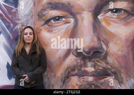 Napoli, Italie. 10 novembre 2023. Murale dédiée à Julian Assange. Il a été dévoilé aujourd’hui, 10 novembre 2023, dans le quartier Scampia de Naples, par Stella Morris, épouse et ancienne avocate du journaliste et activiste australien, fondateur du site Wikileaks, emprisonné au Royaume-Uni depuis 2019 pour espionnage pour avoir révélé des documents secrets américains. Crédit : Live Media Publishing Group/Alamy Live News Banque D'Images