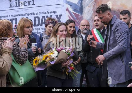 Napoli, Italie. 10 novembre 2023. Murale dédiée à Julian Assange. Il a été dévoilé aujourd’hui, 10 novembre 2023, dans le quartier Scampia de Naples, par Stella Morris, épouse et ancienne avocate du journaliste et activiste australien, fondateur du site Wikileaks, emprisonné au Royaume-Uni depuis 2019 pour espionnage pour avoir révélé des documents secrets américains. Crédit : Live Media Publishing Group/Alamy Live News Banque D'Images