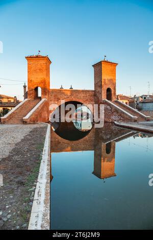Italie, Emilie Romagne, province de Ferrare, Ponte dei Trepponti ou pont Trepponti, un pont en arc de maçonnerie à Comacchio Banque D'Images