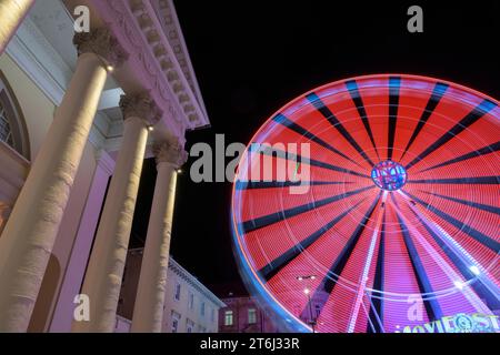 Allemagne, Baden-Wuerttemberg, Karlsruhe, grande roue au marché de Noël. Banque D'Images