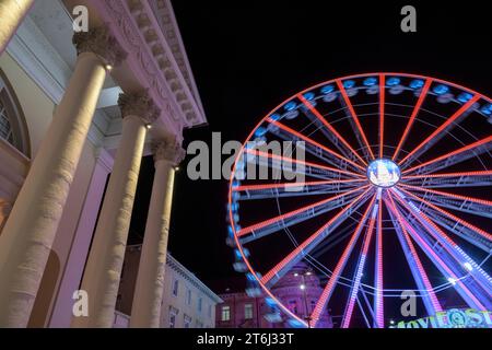 Allemagne, Baden-Wuerttemberg, Karlsruhe, grande roue au marché de Noël. Banque D'Images