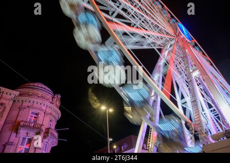 Allemagne, Baden-Wuerttemberg, Karlsruhe, grande roue au marché de Noël. Banque D'Images