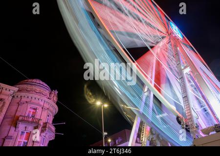 Allemagne, Baden-Wuerttemberg, Karlsruhe, grande roue au marché de Noël. Banque D'Images