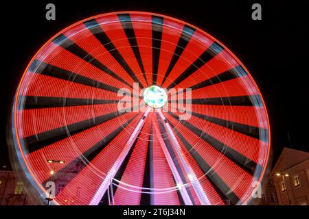 Allemagne, Baden-Wuerttemberg, Karlsruhe, grande roue au marché de Noël. Banque D'Images