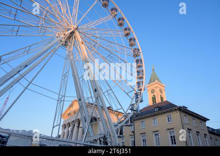 Allemagne, Baden-Wuerttemberg, Karlsruhe, grande roue au marché de Noël. Banque D'Images