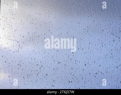 Gouttes de pluie sur un carreau de fenêtre. Banque D'Images