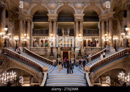 Vue intérieure, visiteurs, touristes, personnes, sur escalier en marbre rococo, grand escalier, escalier d'honneur, foyer, mouvement, Wipe Effect, opéra, Opéra Palais Garnier, Paris, France Banque D'Images