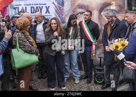 Actualités - Julian Assange, murale dévoilée à Naples murale dédiée à Julian Assange. Il a été dévoilé aujourd’hui, 10 novembre 2023, dans le quartier Scampia de Naples, par Stella Morris, épouse et ancienne avocate du journaliste et activiste australien, fondateur du site Wikileaks, emprisonné au Royaume-Uni depuis 2019 pour espionnage pour avoir révélé des documents secrets américains. Napoli Napoli Italie Copyright : xAntonioxBalascox/xLiveMediax LPN 1125058 crédit : Imago/Alamy Live News Banque D'Images