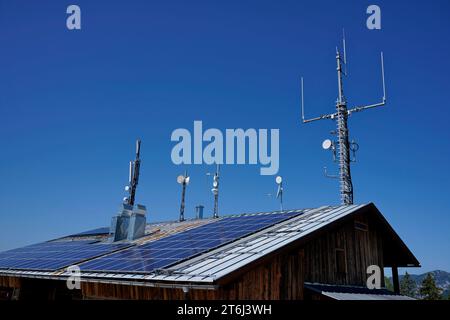 Allemagne, Bavière, Berchtesgadener Land, Ramsau, cabane sur le Hirschkaser, toit, photovoltaïque, antennes, mât de téléphone cellulaire Banque D'Images