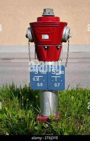 Allemagne, Bavière, haute-Bavière, district de Altötting, protection incendie, borne d'eau à côté d'une route, panneaux d'eau Banque D'Images