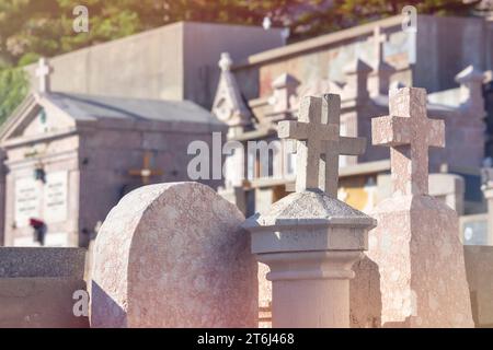 Croatie, baie de Kvarner, île de Krk, détails à l'intérieur du cimetière monumental autour de Crkva svetog Ivana (église Saint-Jean) au-dessus de Baska Banque D'Images