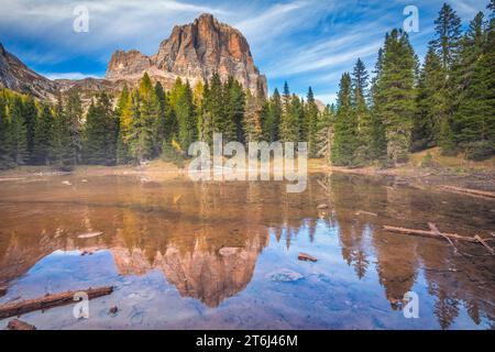 Italie, Vénétie, Cortina d'Ampezzo, le petit lac de bain de Dones et le Tofana di Rozes, Dolomites Banque D'Images