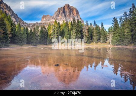 Italie, Vénétie, Cortina d'Ampezzo, le petit lac de bain de Dones et le Tofana di Rozes, Dolomites Banque D'Images