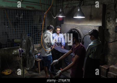 Ouvrier dans une usine de teinture de denim, industrie textile, Dhaka, Bangladesh Banque D'Images