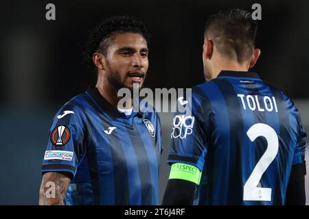 Bergame, Italie. 9 novembre 2023. Ederson d'Atalanta discute avec son coéquipier Rafael Toloi lors du match de l'UEFA Europa League au Stadio di Bergamo, Bergame. Le crédit photo devrait se lire : Jonathan Moscrop/Sportimage crédit : Sportimage Ltd/Alamy Live News Banque D'Images