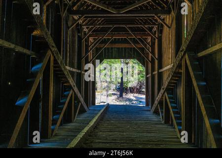 Au-dessus de la fourche sud de la rivière Merced à Wawona se trouve un pont couvert. Il n'y a qu'une douzaine de ponts couverts en Californie. Banque D'Images