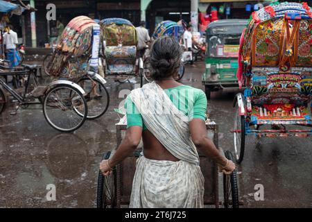 Chauffeur de pousse-pousse à Sadarghat, quai fluvial à Buriganga, Dhaka, Bangladesh Banque D'Images