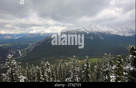 Mt Rundle et Spray Valley, parc national Banff, Canada Banque D'Images