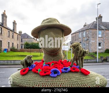 Morriston Road, Elgin, Moray, Royaume-Uni. , . Il s'agit d'une décoration de boîte postale tricotée à la main / crochet pour le souvenir des soldats, chevaux, chiens et autres animaux perdus pendant les guerres. Crédit : Jasperimage/Alamy Live News Banque D'Images