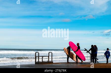 Surfeur sur la plage de Zarautz Zarautz, côte atlantique, golfe de Gascogne, province de Gipuzkoa Guipuzcoa, pays Basque, Euskadi Pais Vasco, Espagne Banque D'Images