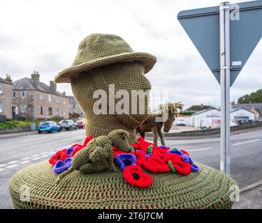 Morriston Road, Elgin, Moray, Royaume-Uni. , . Il s'agit d'une décoration de boîte postale tricotée à la main / crochet pour le souvenir des soldats, chevaux, chiens et autres animaux perdus pendant les guerres. Crédit : Jasperimage/Alamy Live News Banque D'Images