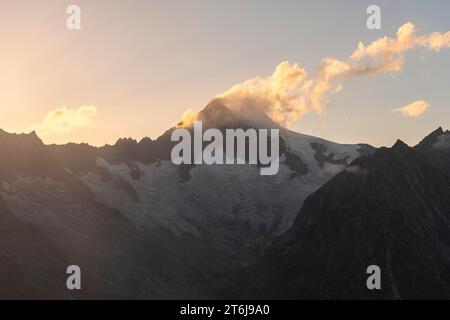 Vue sur le glacier d'Aletsch. C'est le plus grand et le plus long glacier des Alpes en termes de superficie et est situé sur le versant sud des Alpes bernoises dans le canton suisse du Valais. Banque D'Images