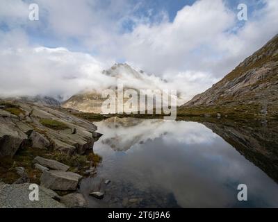 Vue sur le glacier d'Aletsch. C'est le plus grand et le plus long glacier des Alpes en termes de superficie et est situé sur le versant sud des Alpes bernoises dans le canton suisse du Valais. Banque D'Images